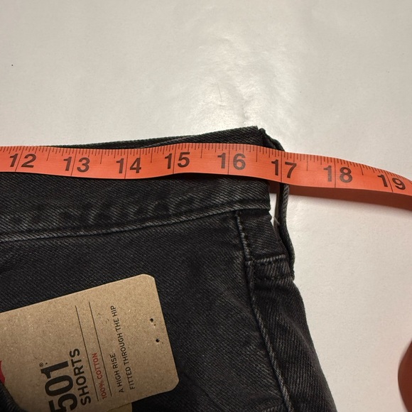 Levi’s Women high rise fitted denim shorts through the hip - Picture 6 of 10